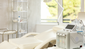 側面可見上胸較為扁平，手術目標為補足上胸飽滿度，並維持自然的水滴型輪廓。