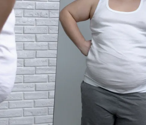 觀察外型可以了解自身胸部是否有異常突起 觀察乳房外觀-台北男性女乳症手術推薦