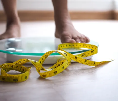 透過自身體重、體脂評估是否有上身脂肪量過高 評估體脂體重-台北男性女乳症手術推薦