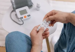 服用部分藥物可能導致體內激素異常,進而造成男性女乳症 藥物副作用-台北男性女乳症手術推薦