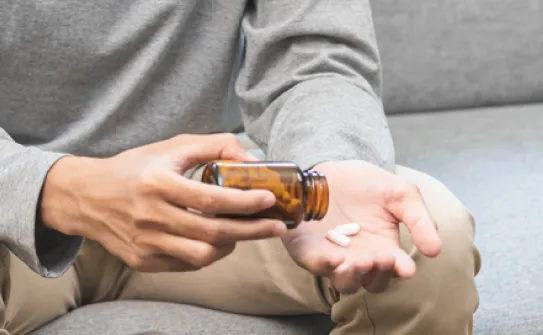 透過藥物控制內分泌,有助於調節乳腺發育,但需經過醫師診斷確認 藥物控制-台北大安男性女乳症手術