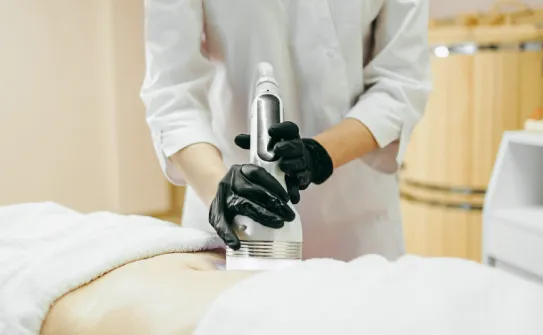 隱痕切除乳腺加上溶脂可以達到恢復胸型、雕塑體態的效果 隱痕切除與震波溶脂-台北大安男性女乳症手術